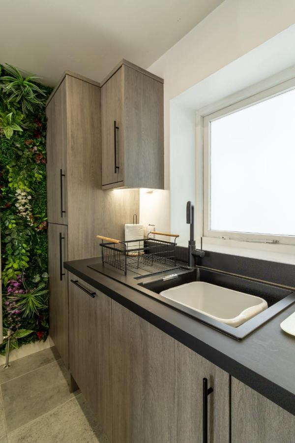 Apartment Jucuzzi Bath. Japanese Toilet. Centre. *